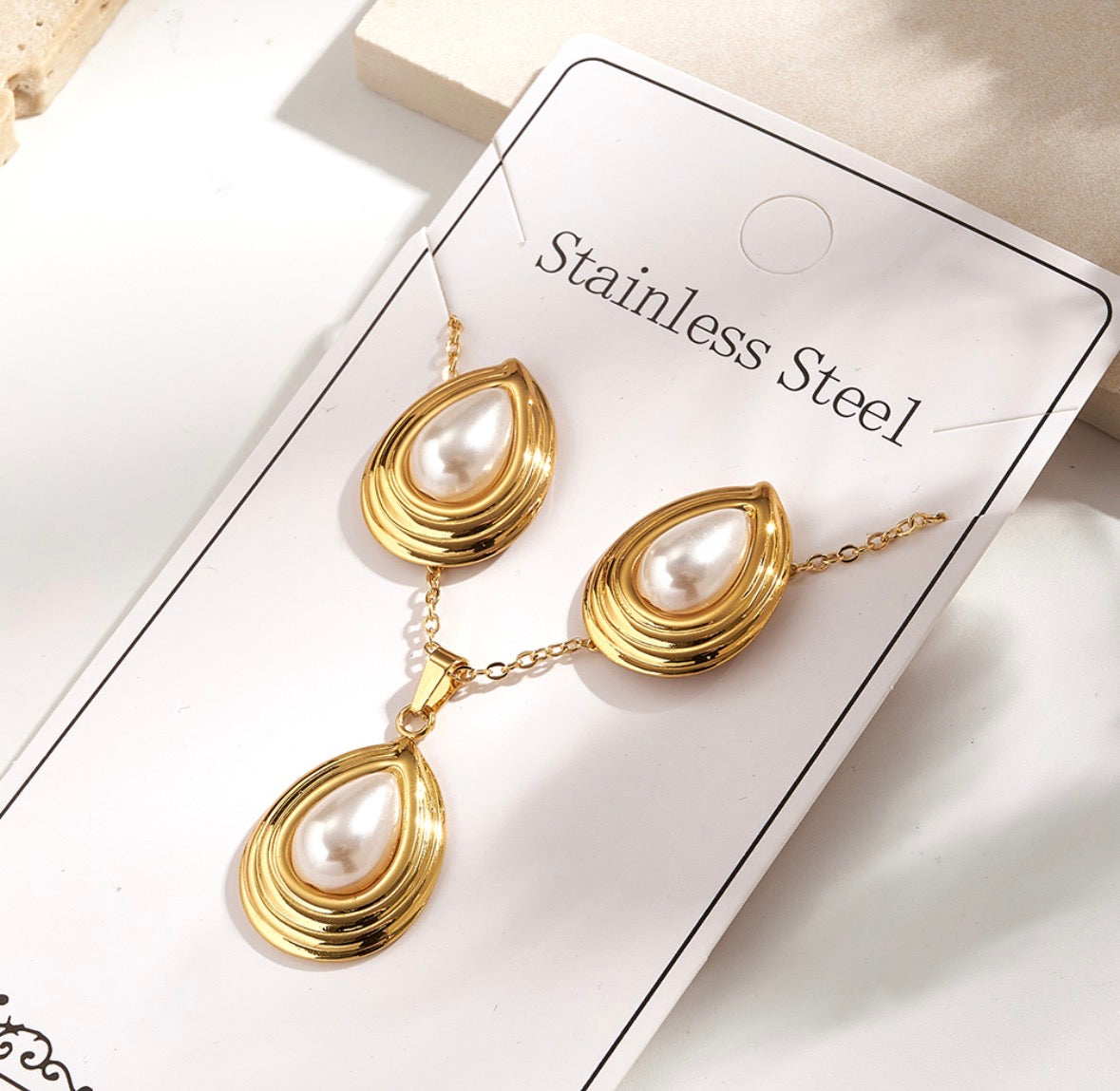 C1251 conjunto de collar y aretes dorados con perla acero inoxidable