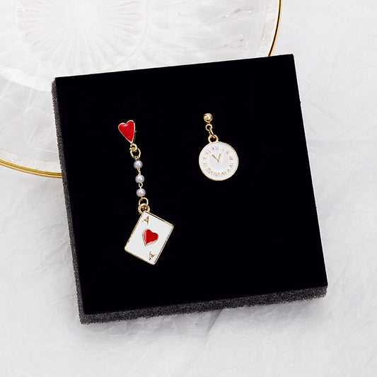 E2527 Aretes Alicia carta poker aleacion esmaltado asimetrico 5.5cm