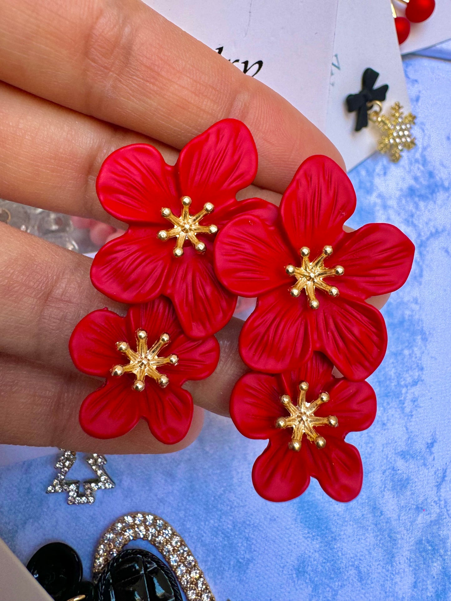 E418R Aretes flor metal esmaltado rojo 4.5 cm largo incluye caja de plastico para que no se maltraten