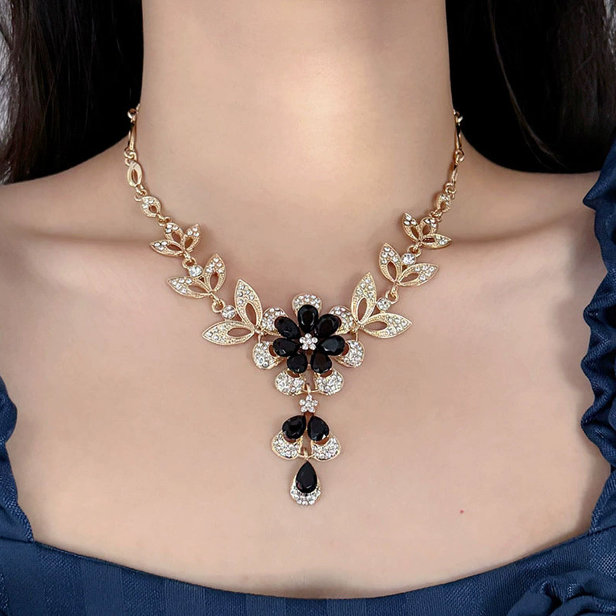 C1513 Collar flor negra dorado aleacion 20cm, dije 4cm