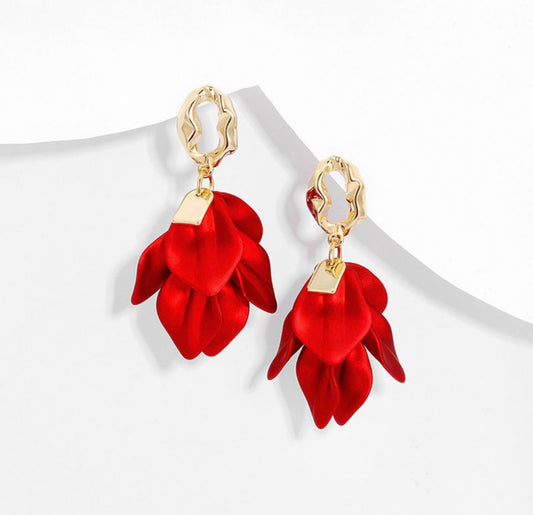 E5121 Aretes pétalos rojos brillantes aleacion 5cm