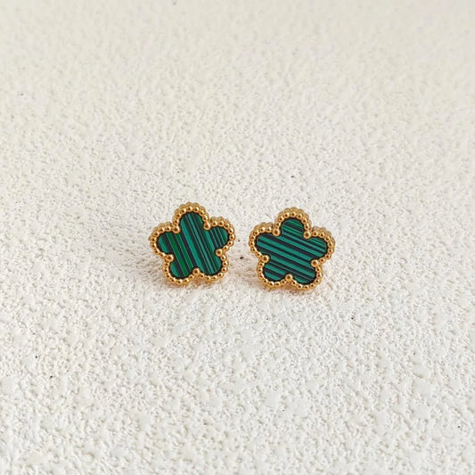 E3199V Aretes trebol cuatro hojas verde acero de titanio 1cm