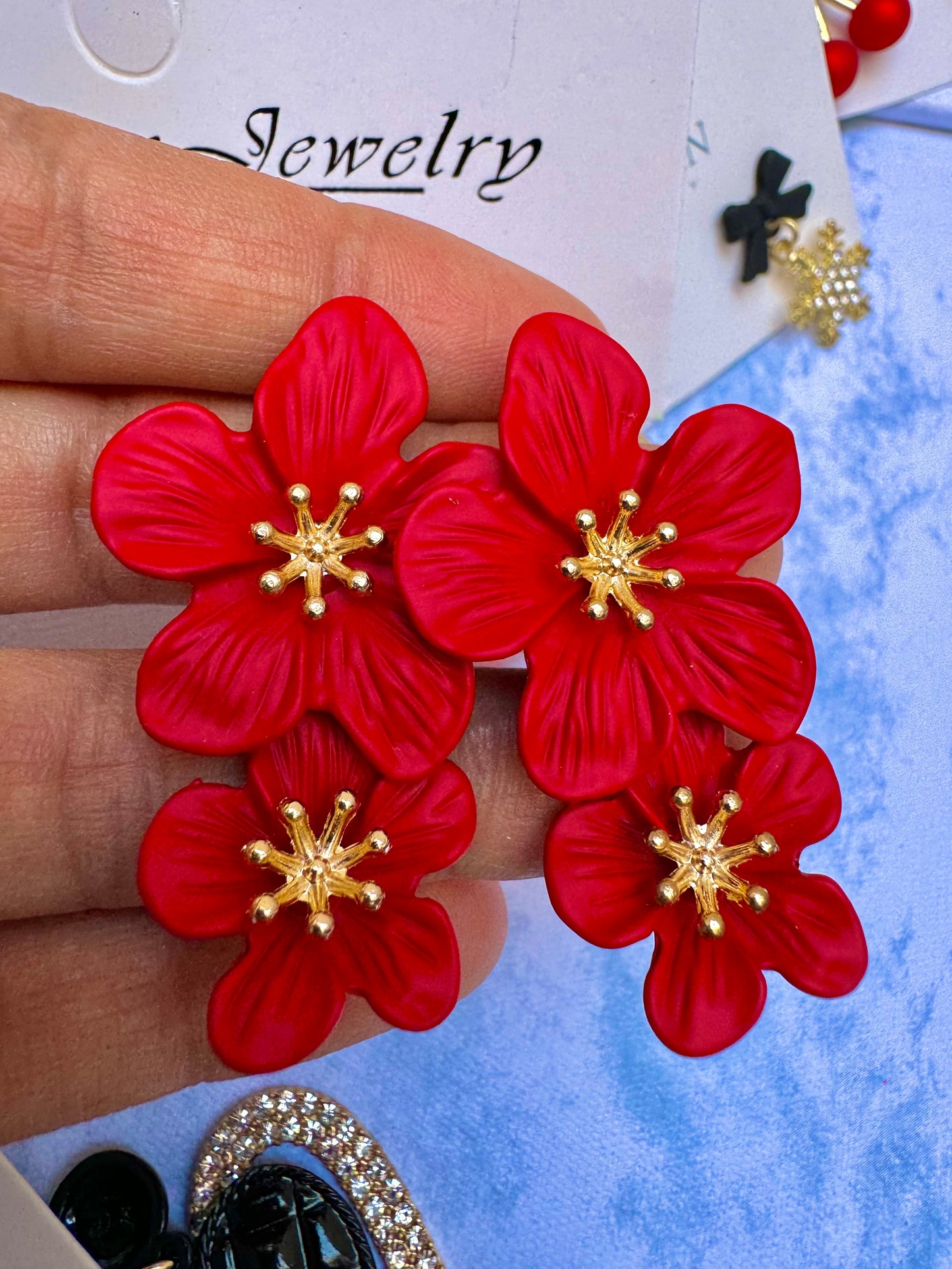 E418R Aretes flor metal esmaltado rojo 4.5 cm largo incluye caja de plastico para que no se maltraten