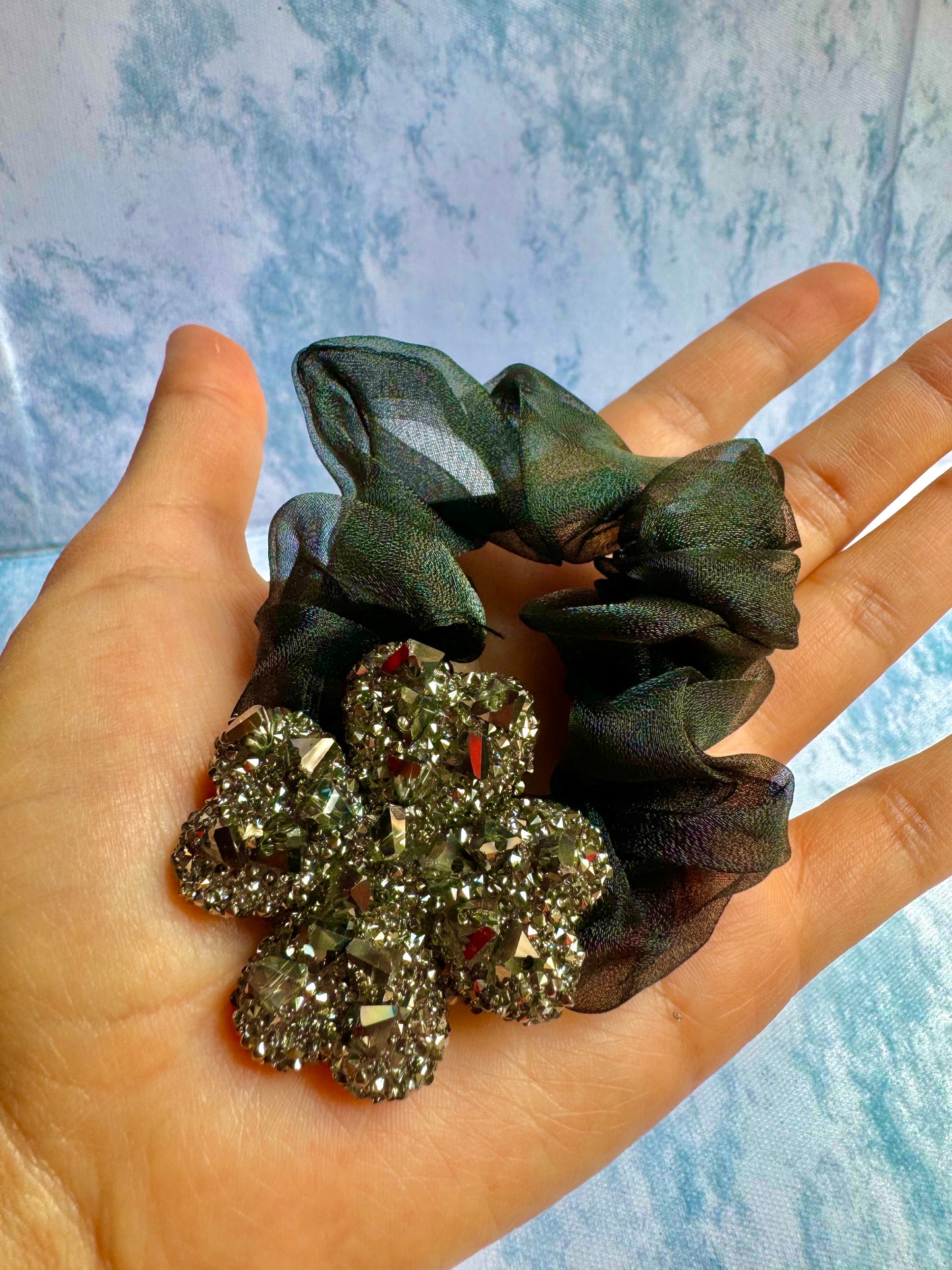 J242N Scrunchie premium cabello flor negra embutido cristal brillante