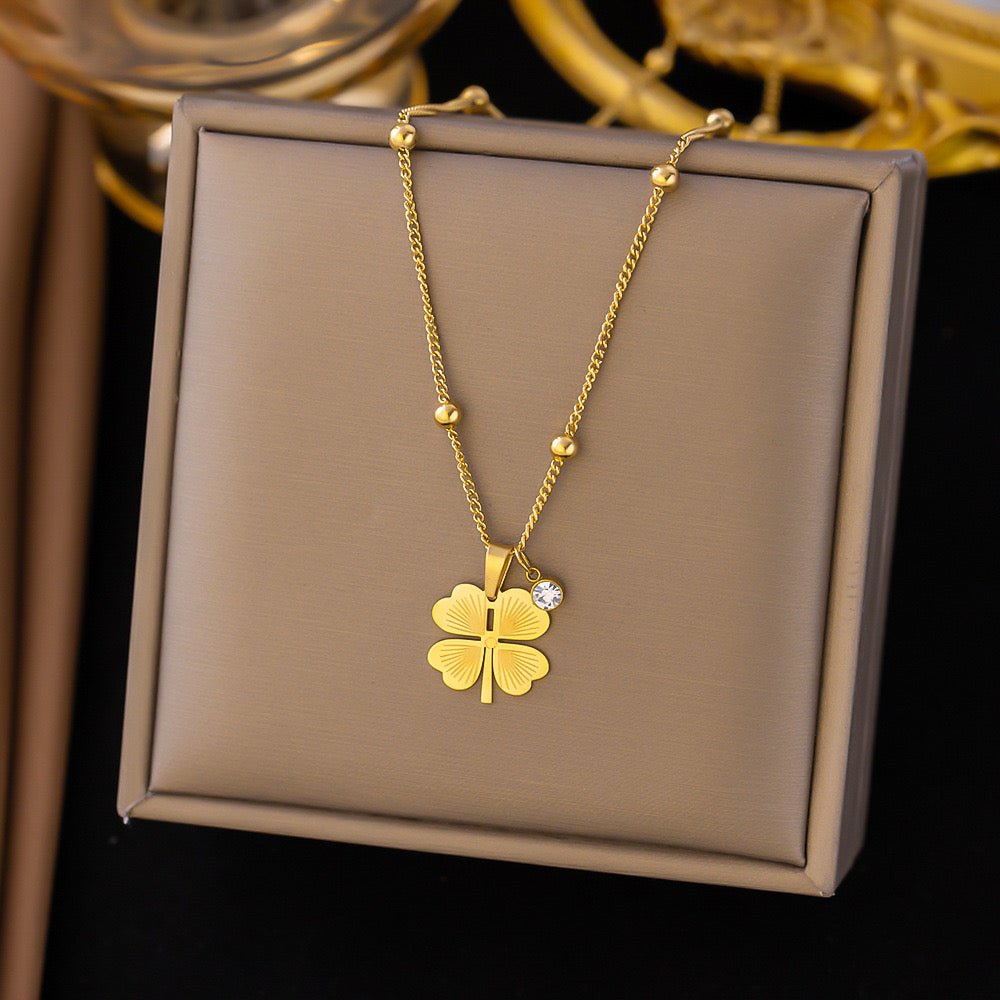 C490 Collar trebol de la suerte acero inoxidable chapado en oro 18k