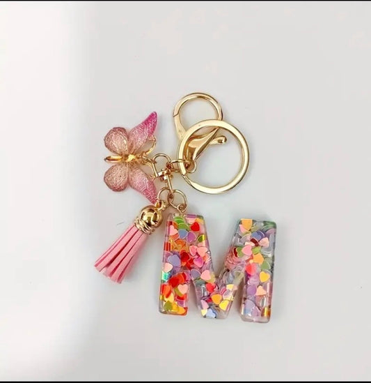 K147 llavero letra M acrílico mariposa rosa