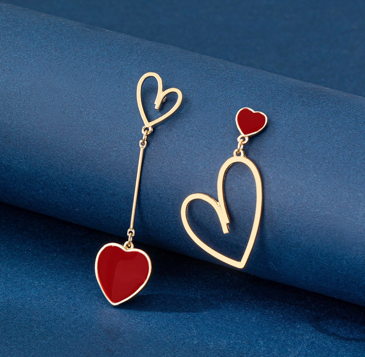 E5097 Aretes asimétricos corazón dorado y rojo aleacion 5cm