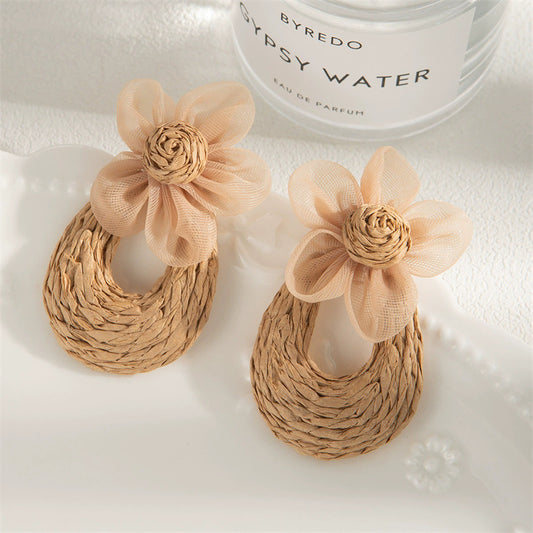 E3531 Aretes flor marrón rafia 8cm