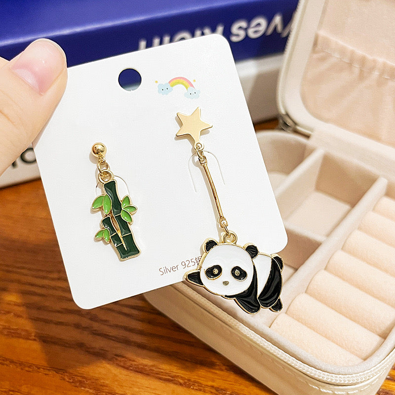 E3032 Aretes panda asimetricos esmaltado aleacion 4.5cm