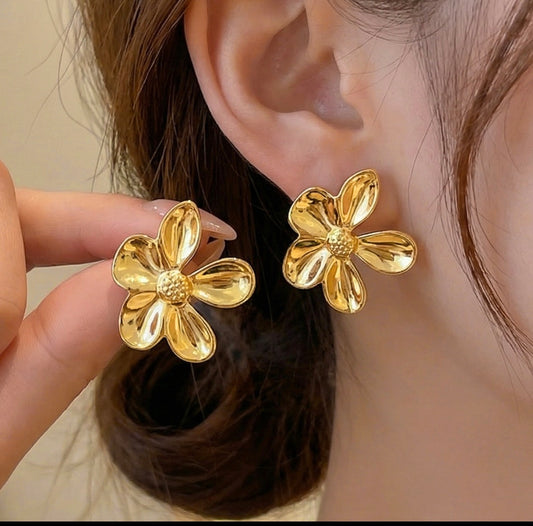 E5516 Aretes flor dorada acero  inoxidable 4cm