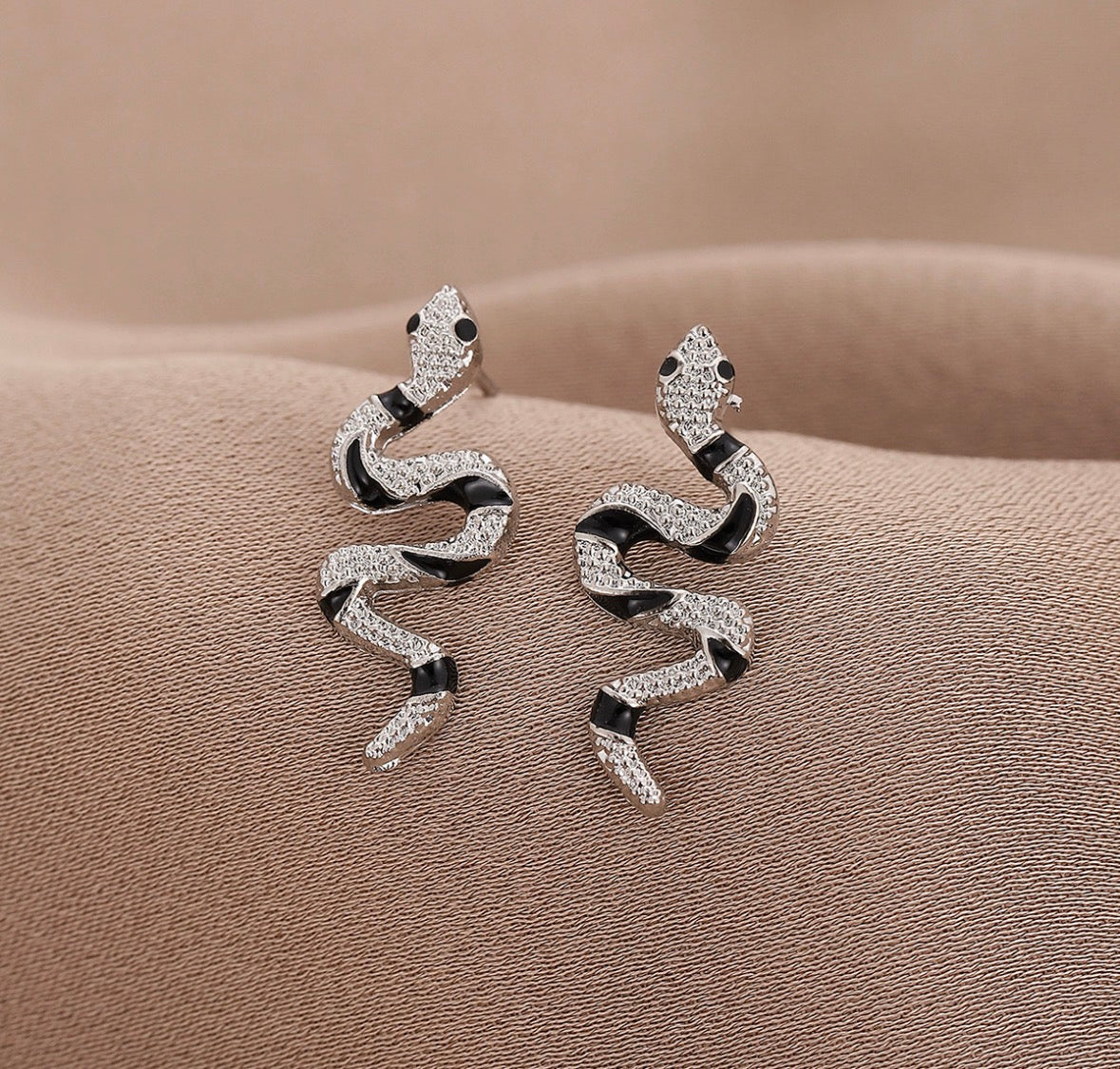 E5447 Aretes serpiente plateada con negro aleacion 4.5cm