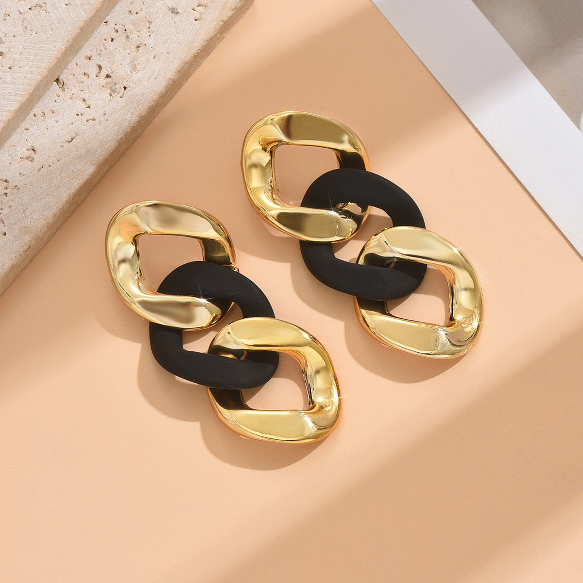 E7149 Aretes geométricos dorados con negro  aleacion 8cm