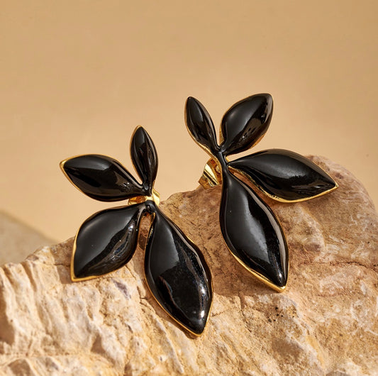 E5534 Aretes pétalos negros dorados acero inoxidable 4cm