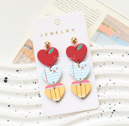 E5363 Aretes corazón forma de lápiz libreta y manzana acrílico 5cm