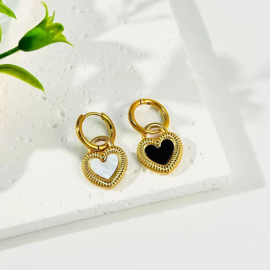 E3722 Aretes corazón blanco y negro acero inoxidable chapado en oro de 18k 3cm