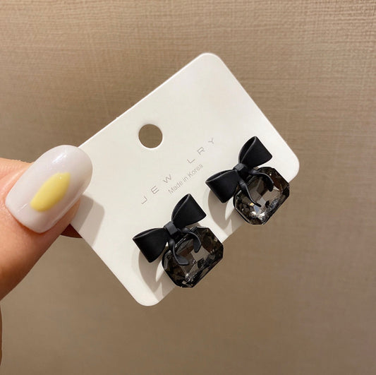 E5162 aretes cuadro negro moño aleacion barnizado 3cm