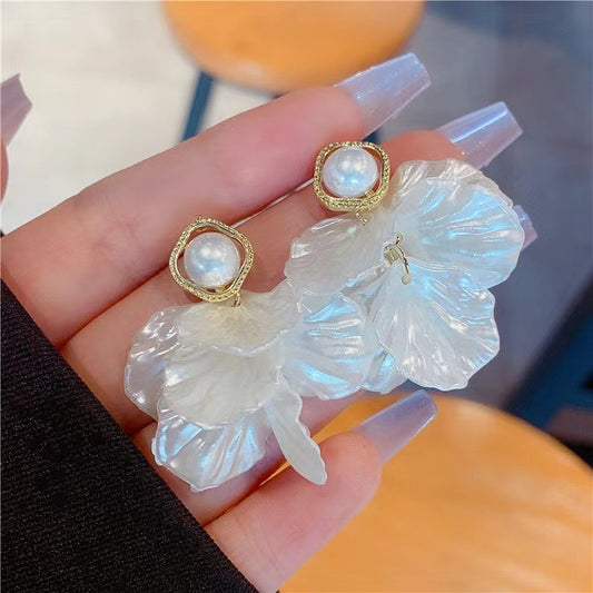 E7158 Aretes pétalos blancos elegantes 5cm aleacion
