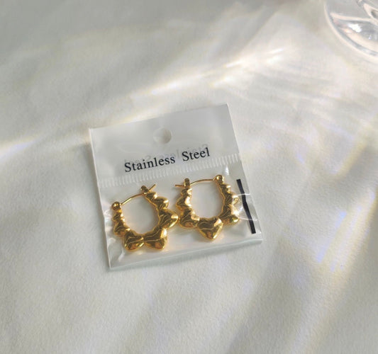 E5413 Arracada pétalos dorados acero inoxidable 3cm