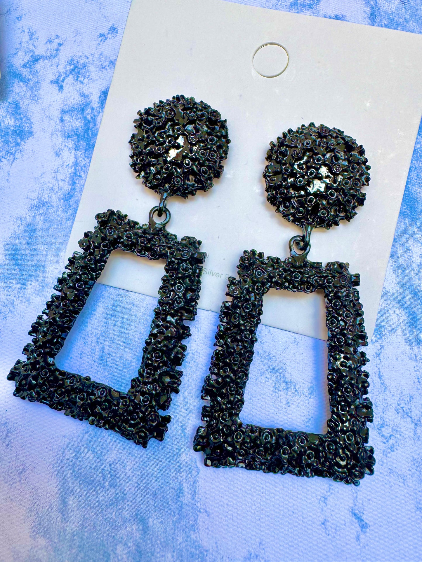 E1995N Aretes negros metal esmaltado grandes