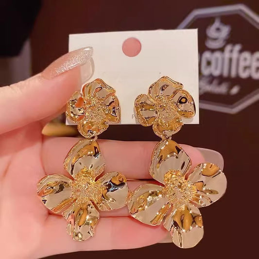 E3810 Aretes flor dorada aleacion poste de plata 6cm