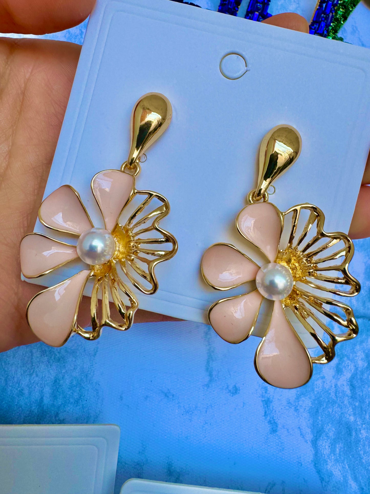 E2017 Aretes flor dorada enchapado esmalte