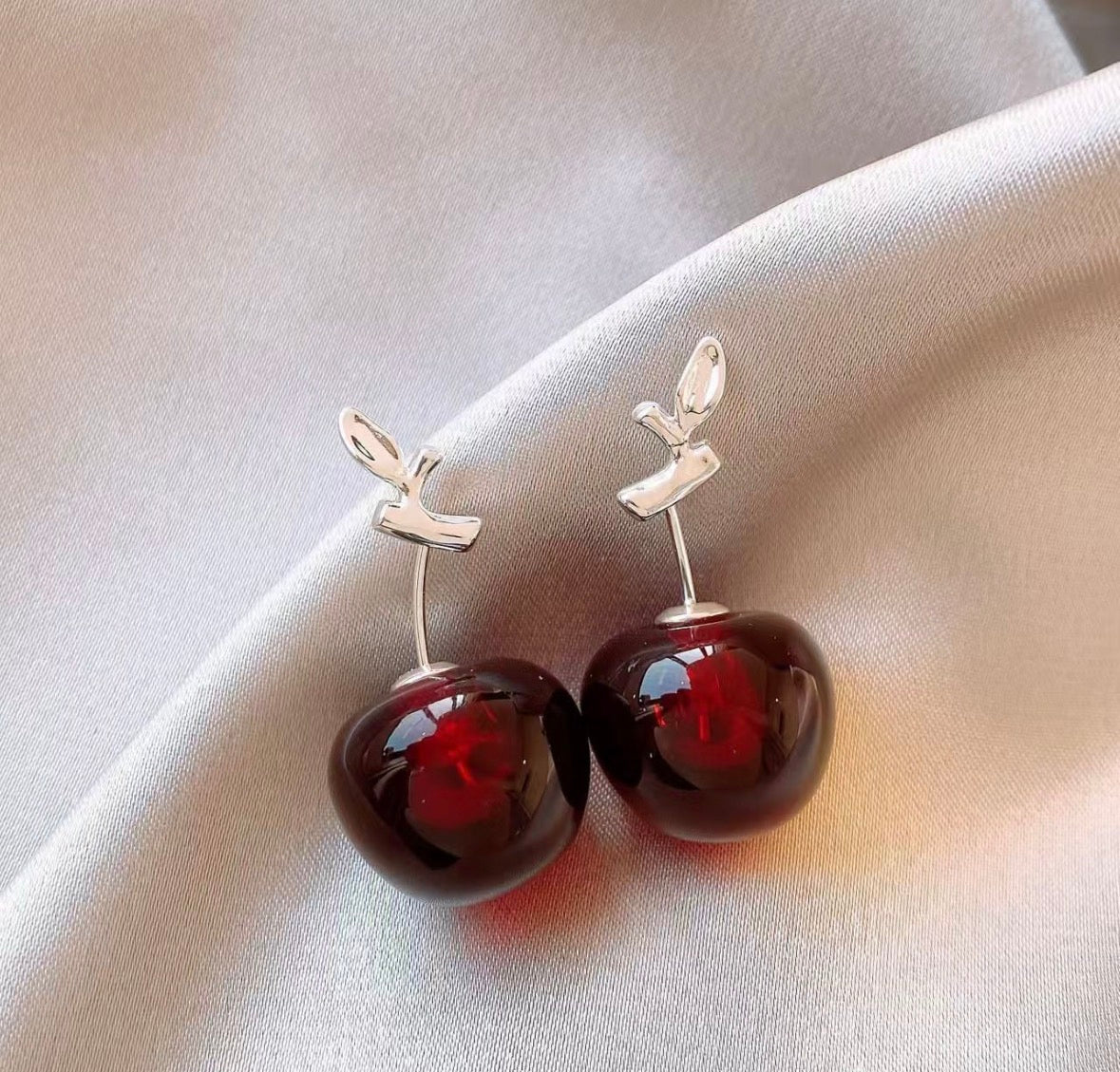 E5430 Areges cereza roja quemado de tuerca tridimensional