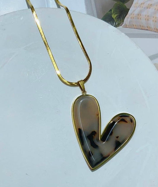 C681 Collar corazon resina acero inoxidable chapado en oro 18k largo 25cm dije 6.5cm