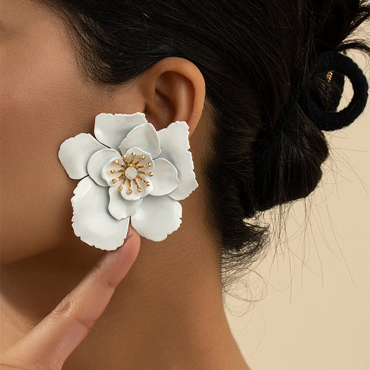 E3685 Aretes flor blanca esmaltado aleacion 6.5cm