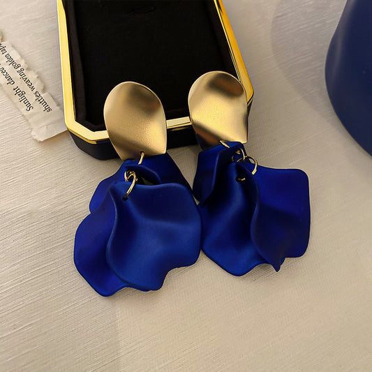 E7124 Aretes pétalos azul rey  tridimensionales elegantes textura mate satinado aleacion 12cm