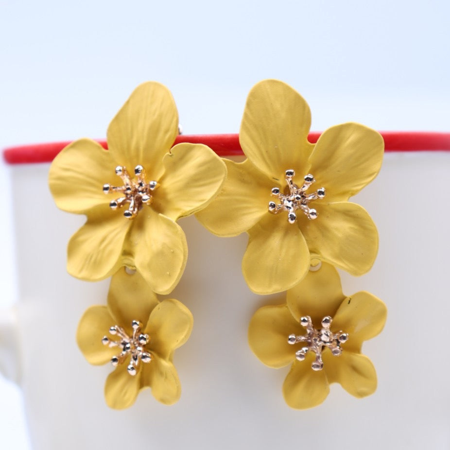 018 Aretes flores amarillas doble aleacion esmaltado