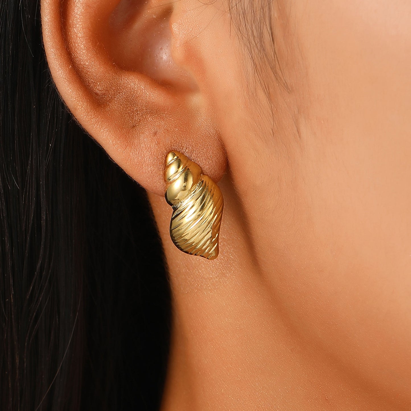 E2157 Aretes caracol de mar acero inoxidable chapado en oro de 18K 2cm