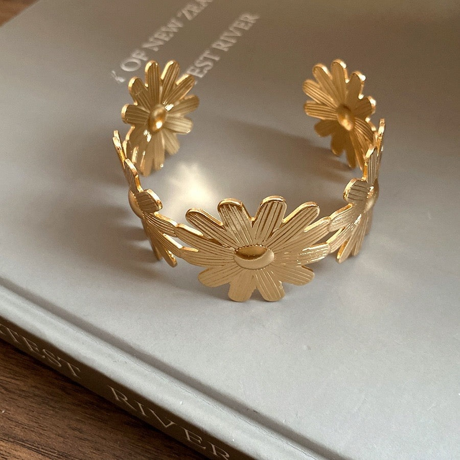 B973 Brazalete dorado flores abierto aleacion 3.5cm alto