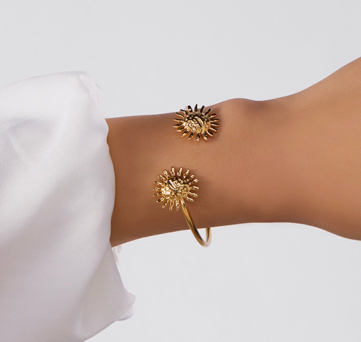 B740 brazalete sol dorado acero inoxidable abierto