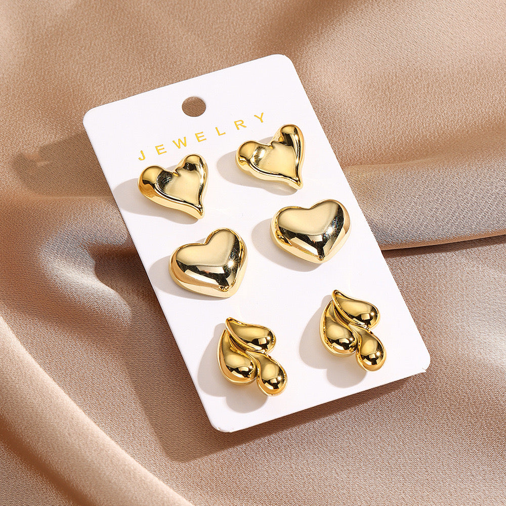 J647 Conjunto de aretes corazones dorados cubiertos de cobre 2cm