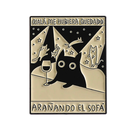 P179 pin arañando el sofá