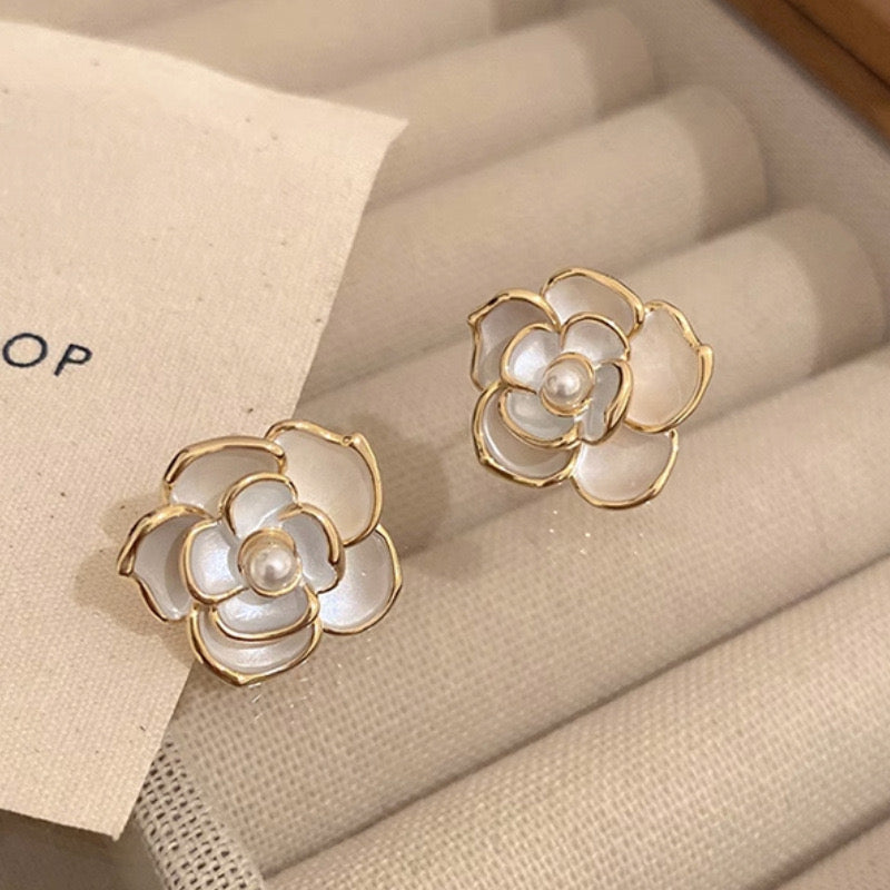 E5791 Aretes flor blanca contorno dorado aleacion 3cm