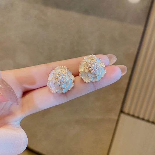 E6051 Aretes flores blancas aleacion 3cm