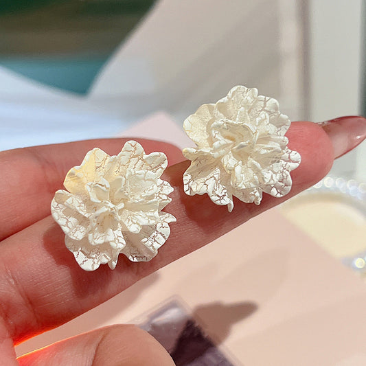 E5794 Aretes flor mate blanca aleacion 4cm