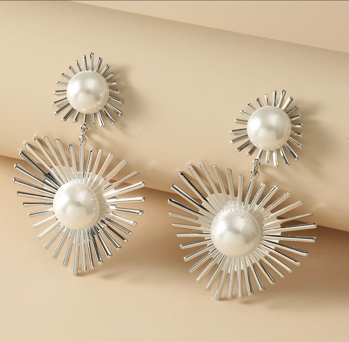 E5117 Aretes picos plateados perlas aleacion