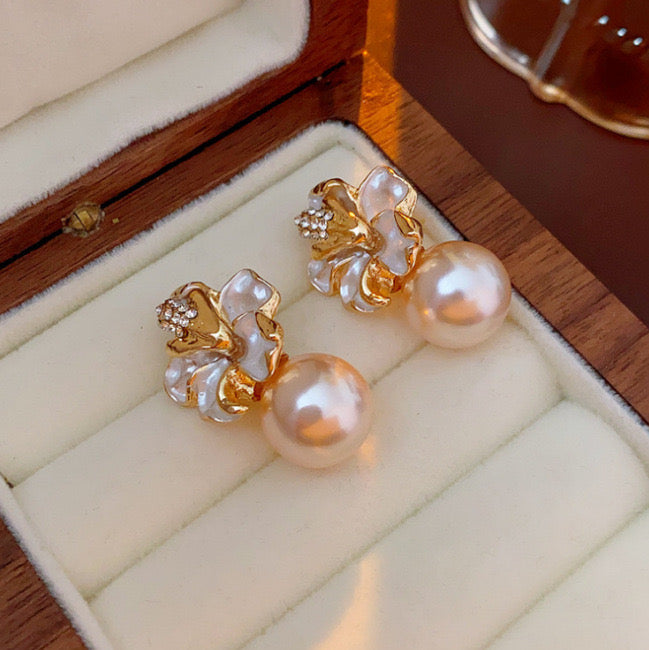 E5810 Aretes flor beige  perla aleacion poste de cobre 4cm