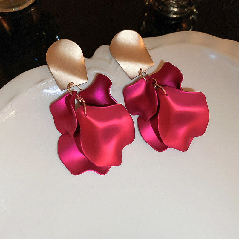 E7124 Aretes pétalos rosas fucsia  tridimensionales elegantes textura mate satinado aleacion 12cm