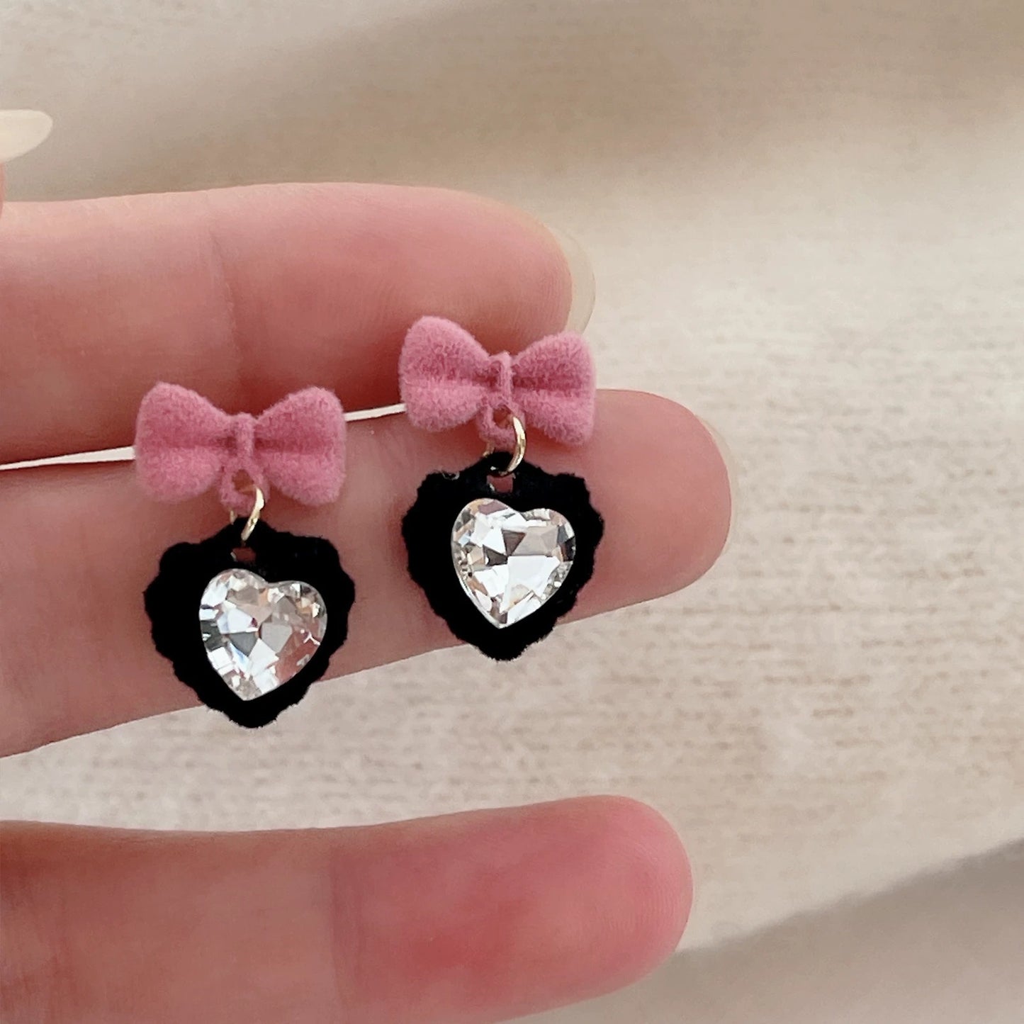 E4910 Aretes corazón negro moño rosa aleacion 2cm