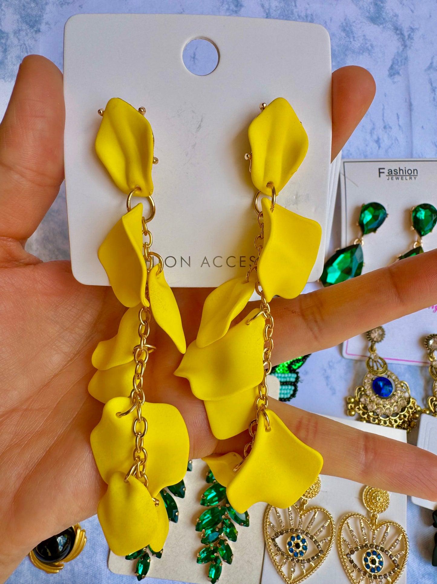 E228AM Aretes Pétalos amarillo Acrilico Suave Maxi Ligeros 13cm