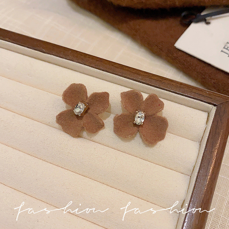 E4703 Aretes flor cafe poste plata 3cm