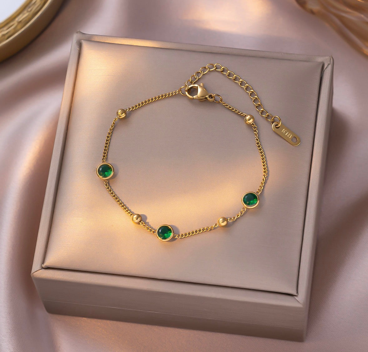 B699 Pulsera dorada cristales verdes acero de titanio 19cm