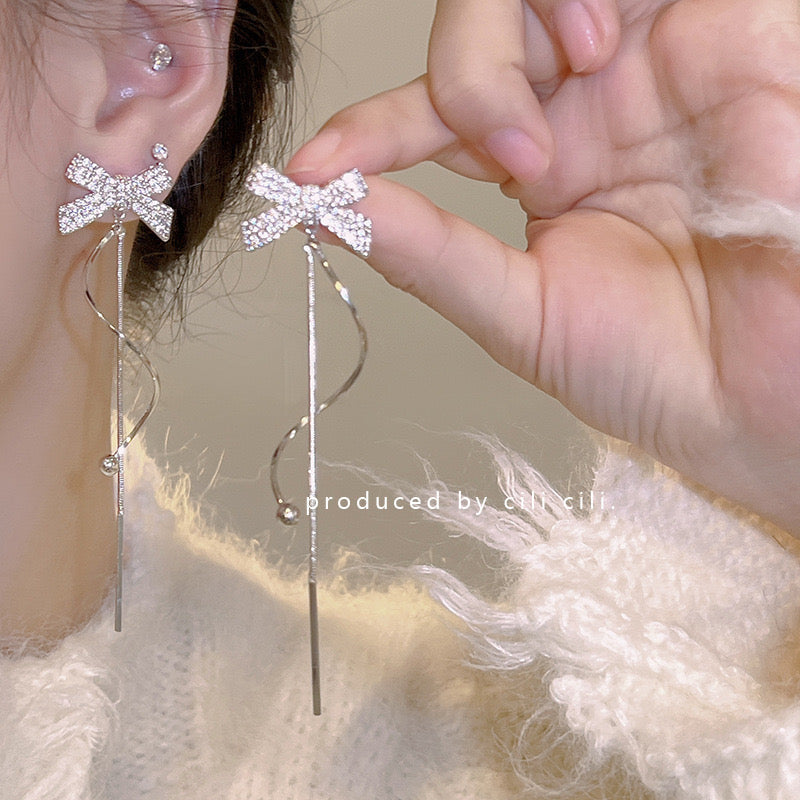 E5895 Aretes moño brillante colgante plateado aleacion 7cm