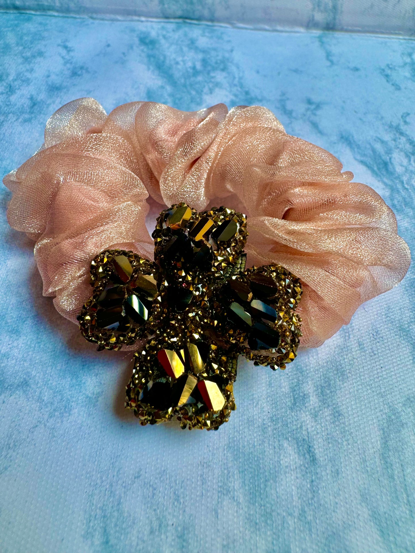 J242R Scrunchie premium cabello flor rosa embutido cristal brillante