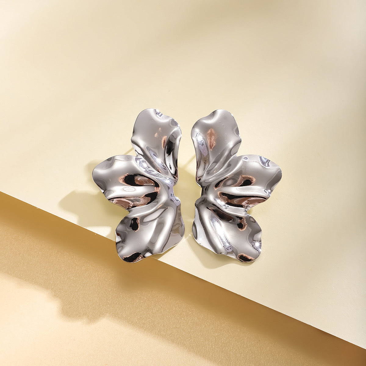 E4369 Aretes pétalo plateado  aleacion esmaltado 4cm