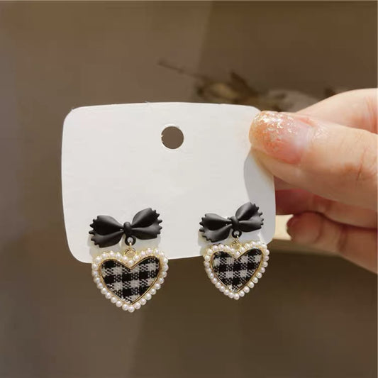 E2040 Aretes corazon moño negro chicos 3cm