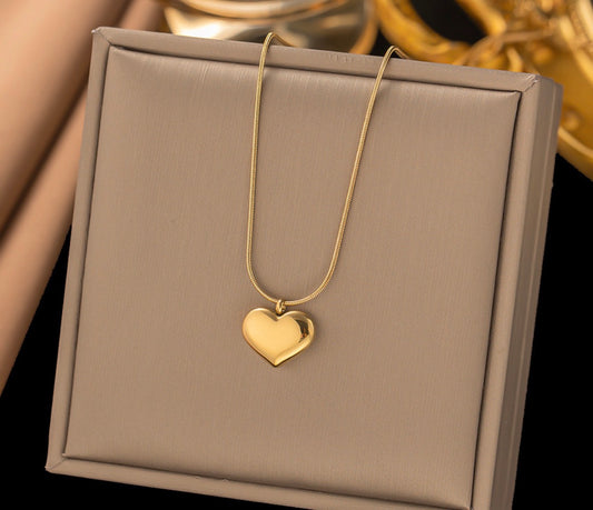 C1480 Collar corazón dorado acero inoxidable cubierto de iones IP 24cm largo 2cm dije
